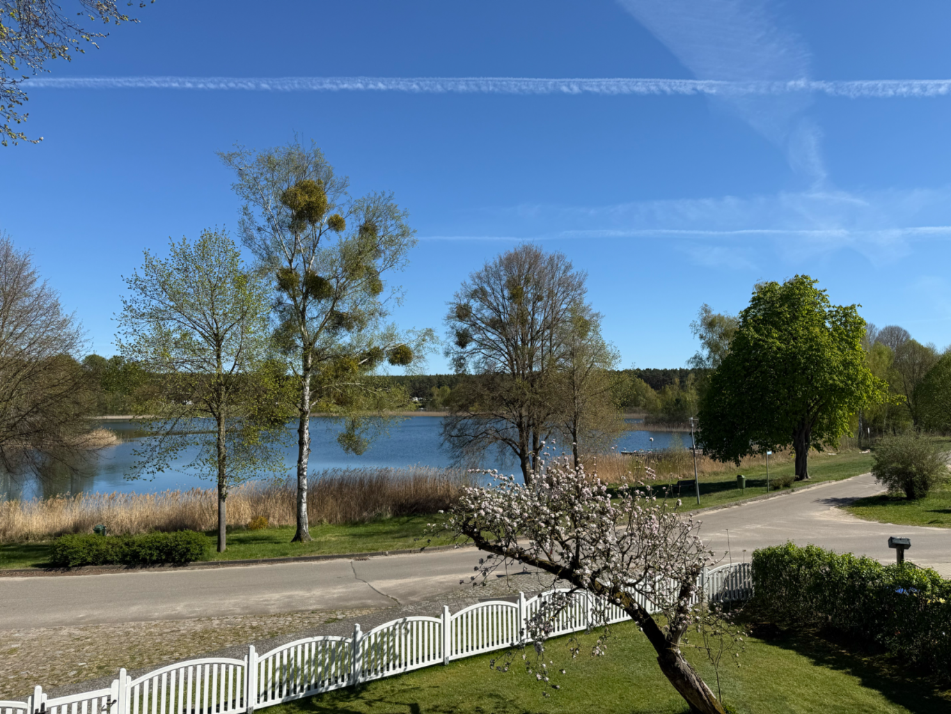 Der Balkon bietet einen herrlichen Blick auf den See